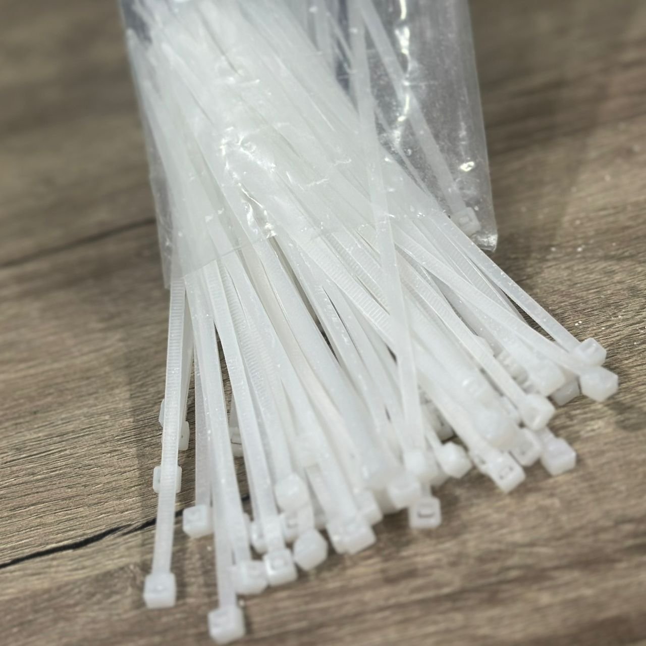 ATTACHE EN PLASTIQUE CABLE TIE LOCAL SIZE 4mm X 150mm BLANC 1PCS